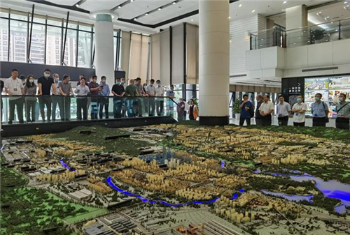 参训学员在重庆国际物流枢纽园区开放性经济建设实践教学基地开展现场教学