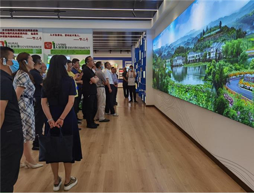 参训学员在铜梁区产业融合助力乡村振兴实践教学基地开展现场教学
